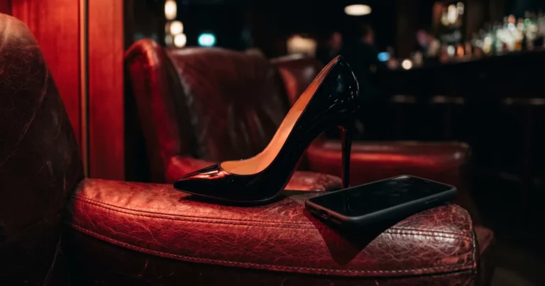 Dominatrice au téléphone, fantasme de domination féminine en Suisse romande